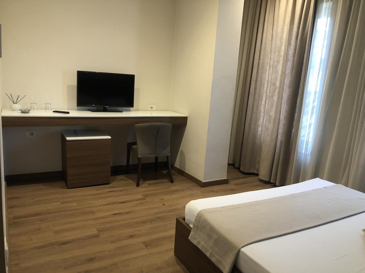 Soleo Hotel Тирана Екстериор снимка