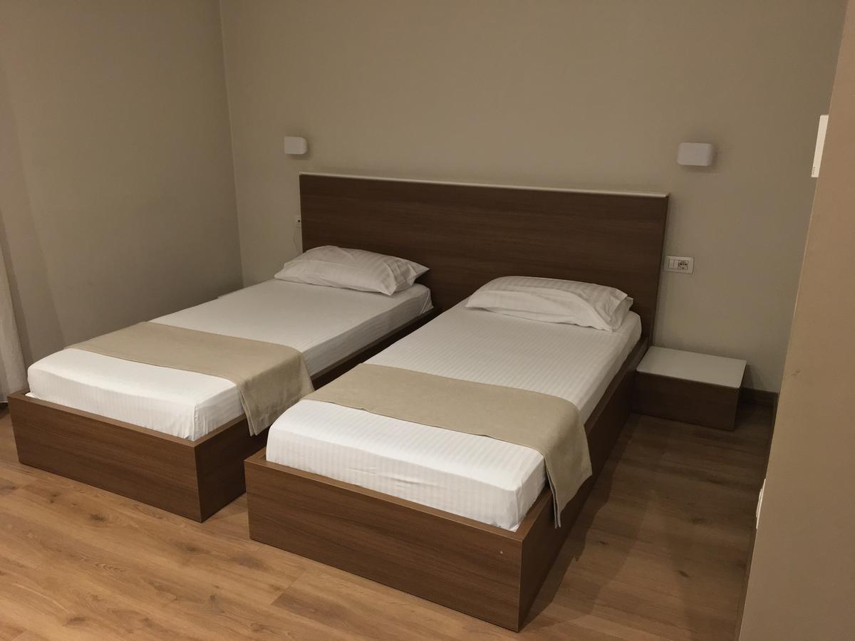 Soleo Hotel Тирана Екстериор снимка