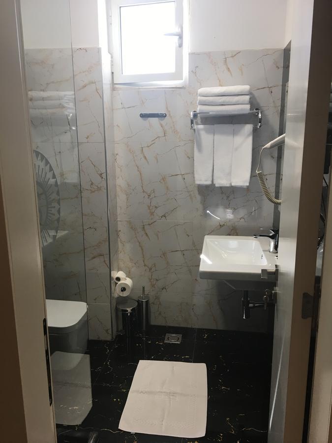 Soleo Hotel Тирана Екстериор снимка