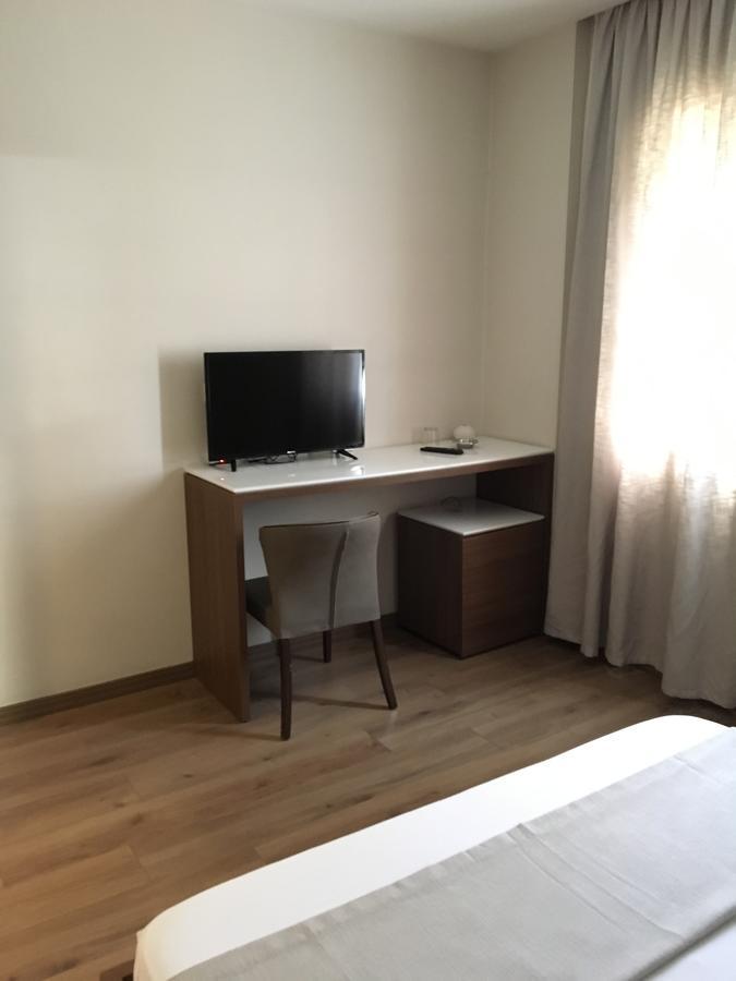 Soleo Hotel Тирана Екстериор снимка
