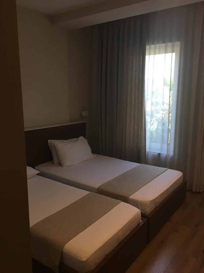 Soleo Hotel Тирана Екстериор снимка