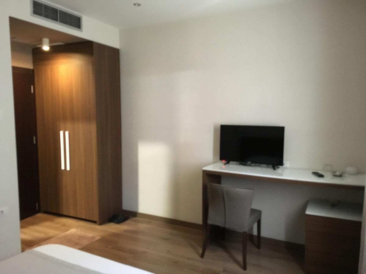 Soleo Hotel Тирана Екстериор снимка