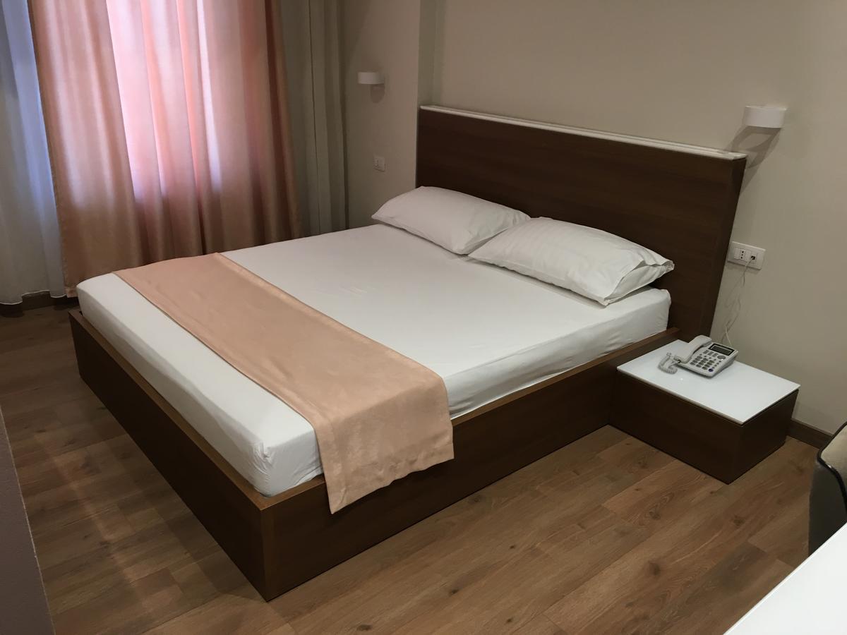 Soleo Hotel Тирана Екстериор снимка