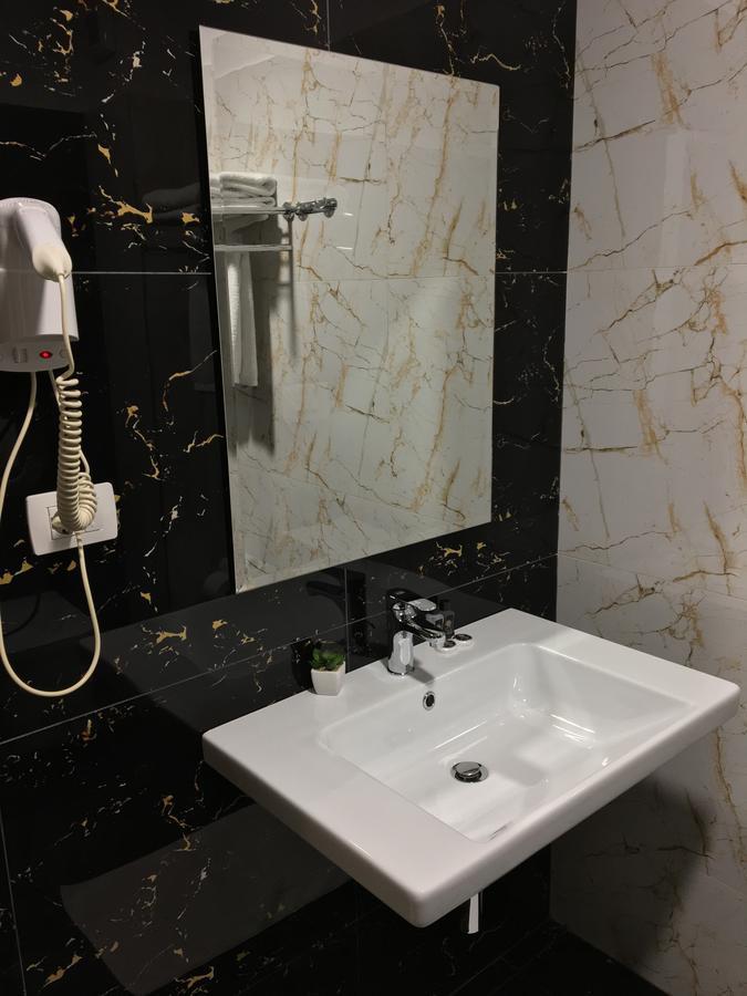 Soleo Hotel Тирана Екстериор снимка