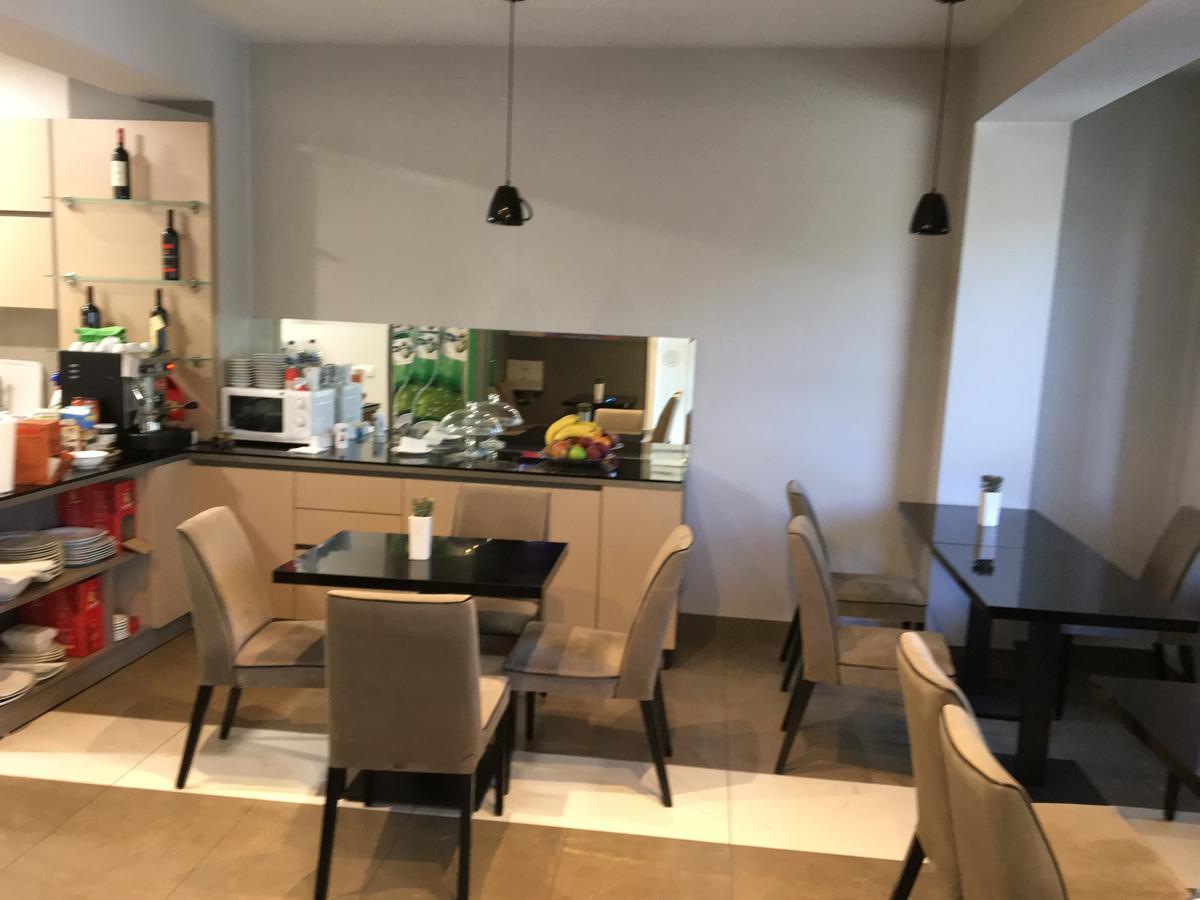 Soleo Hotel Тирана Екстериор снимка