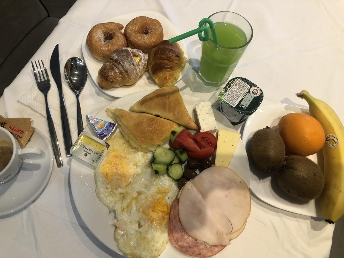 Soleo Hotel Тирана Екстериор снимка